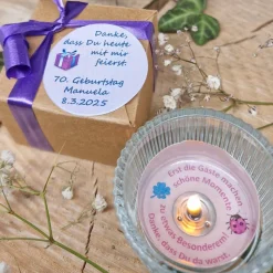 Personalisiertes Gastgeschenk zum runden Geburtstag – Teelicht mit Botschaft als Tischdeko & Andenken