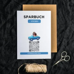 Personalisiertes Geldgeschenk | Führerschein Zuschuss | Digitales Sparbuch | Geschenkkarte | Auto Mädchen Blau