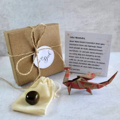 Personalisiertes Geschenk zur Einschulung mit Origami Drache & Mutstein - Schulanfang Geschenkbox mit Botschaft