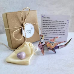 Personalisiertes Geschenk zur Einschulung mit Origami Drache & Mutstein - Schulanfang Geschenkbox mit Botschaft