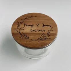 Personalisiertes Glas mit Holzdeckel, individualisiertes Hochzeitsgeschenk, gelaserter Deckel