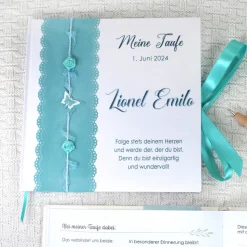 personalisiertes Gästebuch & Album zur Taufe mit Schmetterling, Rosen und Bändern auf Samt in Hellblau Babyblau