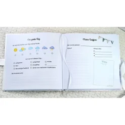 personalisiertes Gästebuch zur Taufe mit Blumenkranz aus Sommerblumen blanko o. mit Fragen / Fragebogen Beere