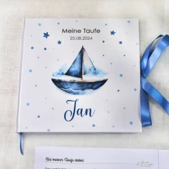 personalisiertes Gästebuch zur Taufe mit Segelboot in tiefem Blau blanko od. mit Fragen / Fragebogen