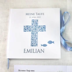 personalisiertes Gästebuch & Album zur Taufe mit Kreuz aus Fischen in Hellblau blanko o. mit Fragebogen