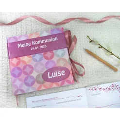 personalisiertes Gästebuch zur Kommunion mit mit Kreisen und Fischen in Fuchsia Beere Pink Gästefragen Fragebogen Fragen