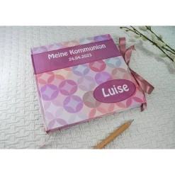 personalisiertes Gästebuch zur Kommunion mit mit Kreisen und Fischen in Fuchsia Beere Pink Gästefragen Fragebogen Fragen