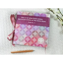 personalisiertes Gästebuch zur Kommunion mit mit Kreisen und Fischen in Fuchsia Beere Pink Gästefragen Fragebogen Fragen