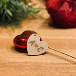 Personalisiertes Herz mit euren Initialen - Geschenkanhänger aus Holz