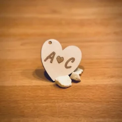 Personalisiertes Herz mit euren Initialen - Geschenkanhänger aus Holz