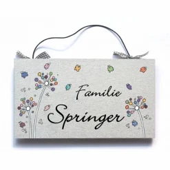 Personalisiertes Hochzeitsgeschenk Türschild aus Holz mit Pusteblumen & Schmetterlingen – Familienschild handgemalt, dekoratives Haustürschild mit Name