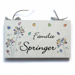 Personalisiertes Hochzeitsgeschenk Türschild aus Holz mit Pusteblumen & Schmetterlingen – Familienschild handgemalt, dekoratives Haustürschild mit Name