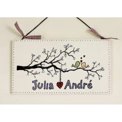 Personalisiertes Hochzeitsgeschenk: Handbemaltes Türschild aus Holz mit Motiv verliebte Vögel – Individuelles Namensschild für Paare, einmaliges Haustürschild mit Namen - einzigartiges Geschenk zur Hochzeit für das Brautpaar - exklusiv, einmalig, besonders, ausgefallen