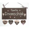Personalisiertes Hochzeitsgeschenk Türschild Familie aus Holz – Handbemaltes Holzschild mit Herzen & Wunschname, individuelles Haustürschild wetterfest