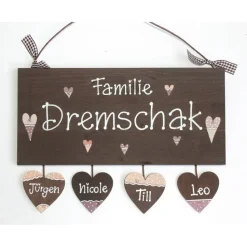 Personalisiertes Hochzeitsgeschenk Türschild Familie aus Holz – Handbemaltes Holzschild mit Herzen & Wunschname, individuelles Haustürschild wetterfest