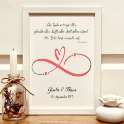 Personalisiertes Hochzeitsgeschenk mit Bibelvers – Geldgeschenk im Bilderrahmen A4 | Die Liebe hört niemals auf