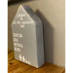 Personalisiertes Holzhaus – Geschenk mit Namen, Familienschild & Deko aus recyceltem Holz