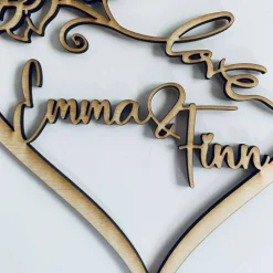 Personalisiertes Holzherz als Hochzeitsdekoration oder Geschenk zum Valentinstag, Herz mit Rose Love und Namen