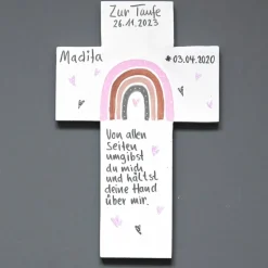 Personalisiertes Holzkreuz mit Regenbogen – Taufkreuz für Mädchen, handbemalt, individuelles Taufgeschenk
