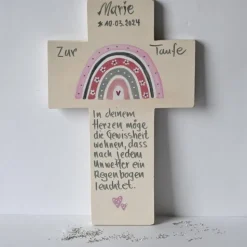 Personalisiertes Holzkreuz mit Regenbogen – Taufkreuz für Mädchen – Handbemaltes Taufgeschenk zur Taufe, Geburt & Kommunion
