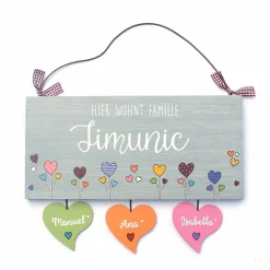 Personalisiertes Holztürschild mit Namen und Herzanhänger, dekoratives Türschild Familie wetterfest & handgemacht, einmaliges Haustürschild mit Herzblumen, individuelles Familiengeschenk
