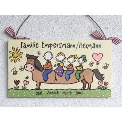 Personalisiertes Holz-Türschild für Familien mit Namen & Figuren auf Pferd – Geschenk zum Einzug / Umzug, einzigartiges Haustürschild, individuelles Holzschild
