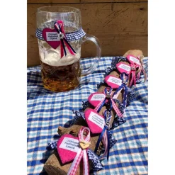 Personalisiertes Maßkrug-Strumpfband mit Karorüsche & Filzherz – Wiesn Krugband