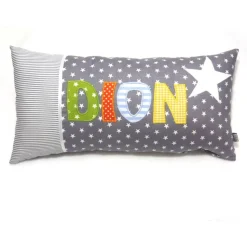 Personalisiertes Namenskissen für Jungen & Mädchen – Geschenk zur Geburt, Taufe & Einschulung – Verschiedene Farben wählbar – 20cm x 40cm