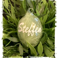 Personalisiertes Osterei aus Glas mit bunter Feder - zum hängen und legen!