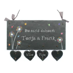Personalisiertes Schiefertürschild mit Herzanhängern – Einzigartiges Geschenk für Frauen & Männer | Handgemachtes Familienschild wetterfest