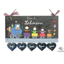 Personalisiertes Schiefertürschild mit Eisenbahn – Handbemalt & wetterfest – Familienschild mit Namen & Herzanhängern