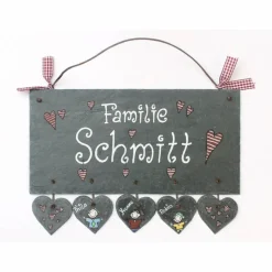 Personalisiertes Schiefertürschild mit Herzanhänger – Handgemachte Geschenkidee für Frauen & Männer