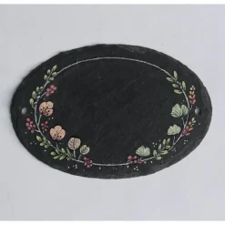 Personalisiertes Schiefertürschild als Hochzeitsgeschenk – Oval, handbemalt, wetterfest