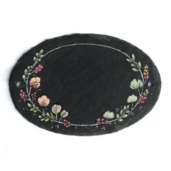 Personalisiertes Schiefertürschild als Hochzeitsgeschenk – Oval, handbemalt, wetterfest