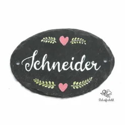 Personalisiertes Schiefertürschild oval – Hochzeitsgeschenk mit Name & Kranz, handgemacht, wetterfest