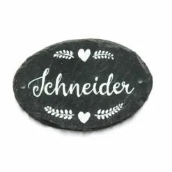 Personalisiertes Schiefertürschild oval – Hochzeitsgeschenk mit Name & Kranz, handgemacht, wetterfest
