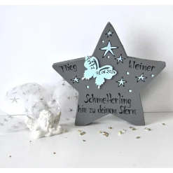 Personalisiertes Sternenkind Andenken – Handbemalter Holzstern mit Name & Schmetterling