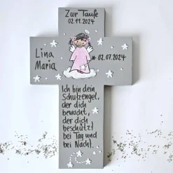 Personalisiertes Taufkreuz Mädchen – Handbemaltes Schutzengelkreuz als Geschenk zur Taufe & Geburt