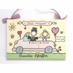 Personalisiertes Türschild aus Holz als Hochzeitsgeschenk – handgemachtes Haustürschild mit Brautpaar im Auto, wetterfest, individuell, dekorativ & wetterfest