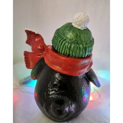 Pinguin mit rotem Schal