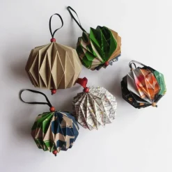 Plissee Weihnachtskugeln Upcycling aus alten Packpapier, Landkarten, Einkaufstüten oder Flyern Baumschmuck