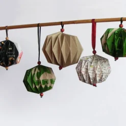 Plissee Weihnachtskugeln Upcycling aus alten Packpapier, Landkarten, Einkaufstüten oder Flyern Baumschmuck