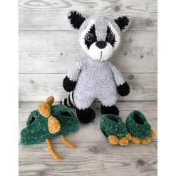 Plüsch-Waschbär Raffi im Drachenkostüm. Gr. ca.31 cm