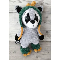 Plüsch-Waschbär Raffi im Drachenkostüm. Gr. ca.31 cm