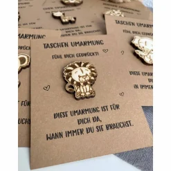 Pocket Hug - Taschen Umarmung / Postkarte mit Anhänger