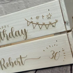 Präsentkorb zum Geburtstag, Geschenkkorb mit Wunschgravur, Name und Alter und Wunschmotive, Geschenk Geburtstag