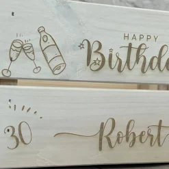 Präsentkorb zum Geburtstag, Geschenkkorb mit Wunschgravur, Name und Alter und Wunschmotive, Geschenk Geburtstag