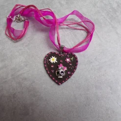 Punk trifft Tracht: Skull Lebkuchenherz Collier Halsband – Rot oder Rosa Organzaband