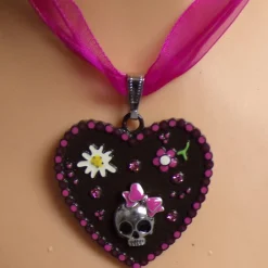 Punk trifft Tracht: Skull Lebkuchenherz Collier Halsband – Rot oder Rosa Organzaband