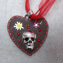 Punk trifft Tracht: Skull Lebkuchenherz Collier Halsband – Rot oder Rosa Organzaband